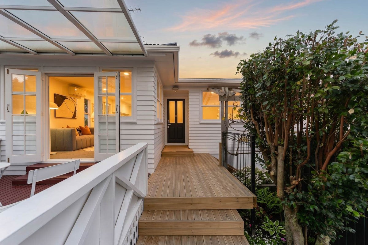 26 Cheval Drive, Totara Vale, Auckland - Carousel 2