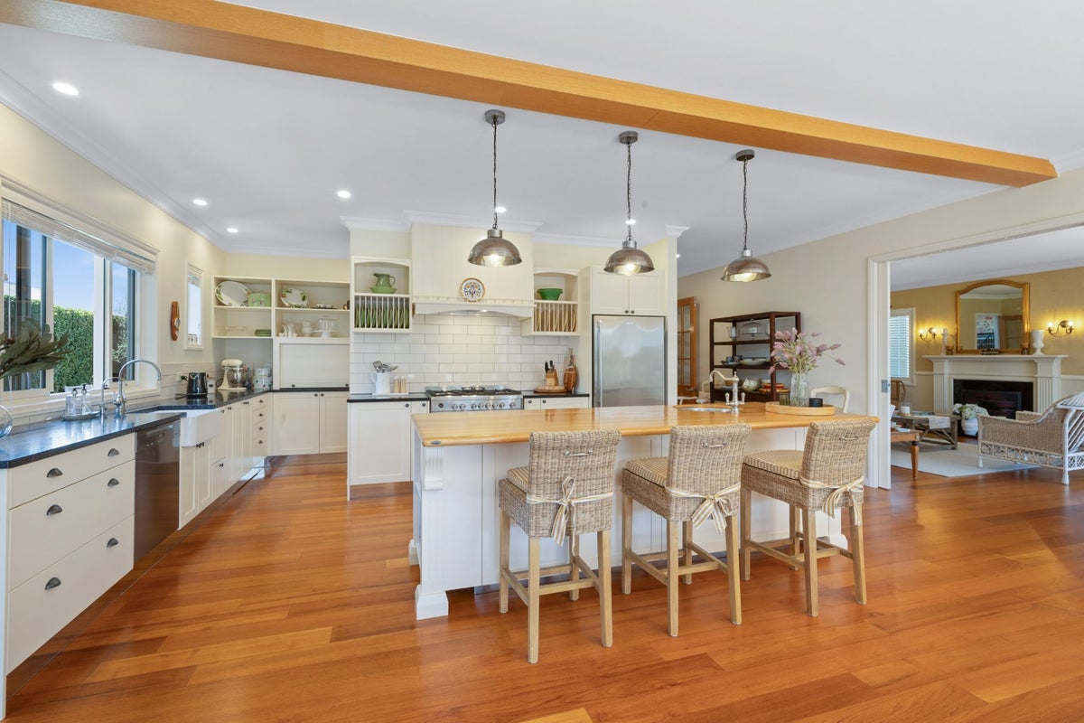8B Sampson Avenue, Waiwhakaiho, New Plymouth - Carousel 2