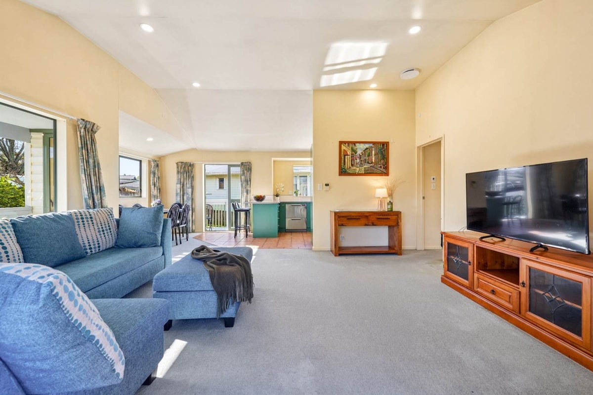 21A Kotuku Street, Te Atatu Peninsula, Auckland - Carousel 2
