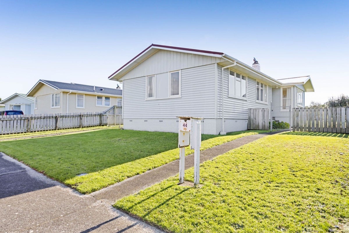 44 Marama Crescent, Spotswood, New Plymouth - Carousel 1