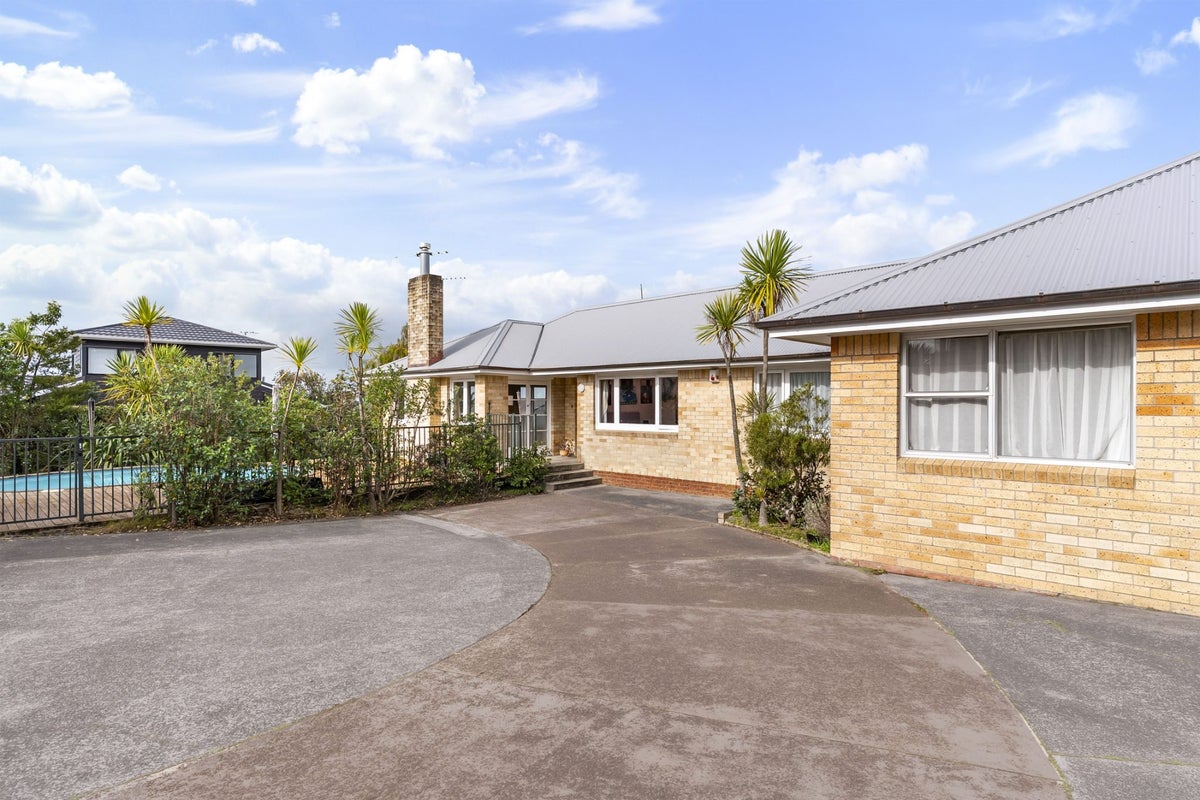 68 Raleigh Road, Northcote, Auckland - Carousel 1