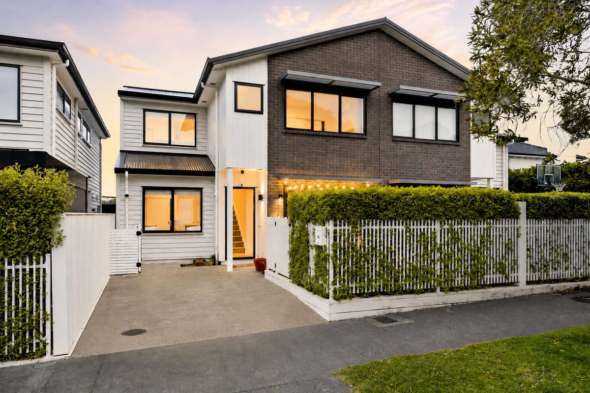 15 Wakatipu Street, Point Chevalier, Auckland - Carousel 1