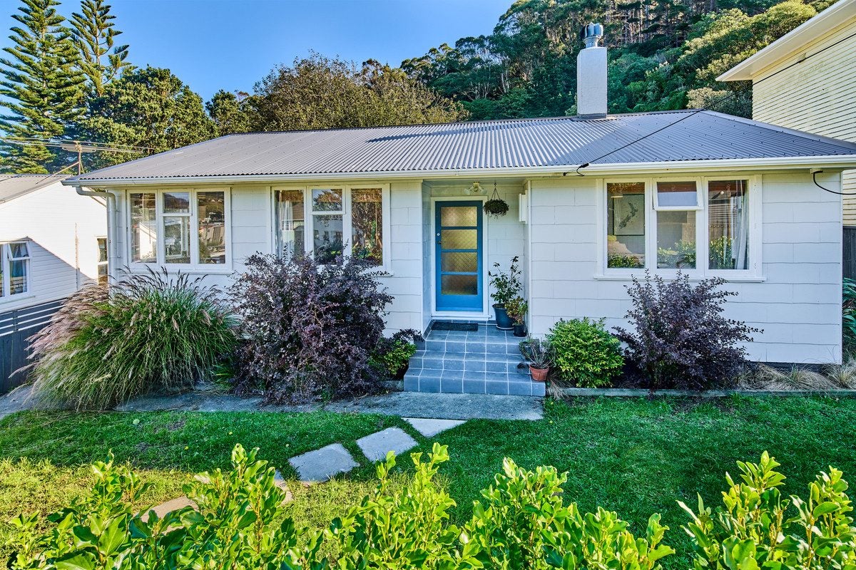 15 Greer Crescent, Tawa, Wellington - Carousel 1