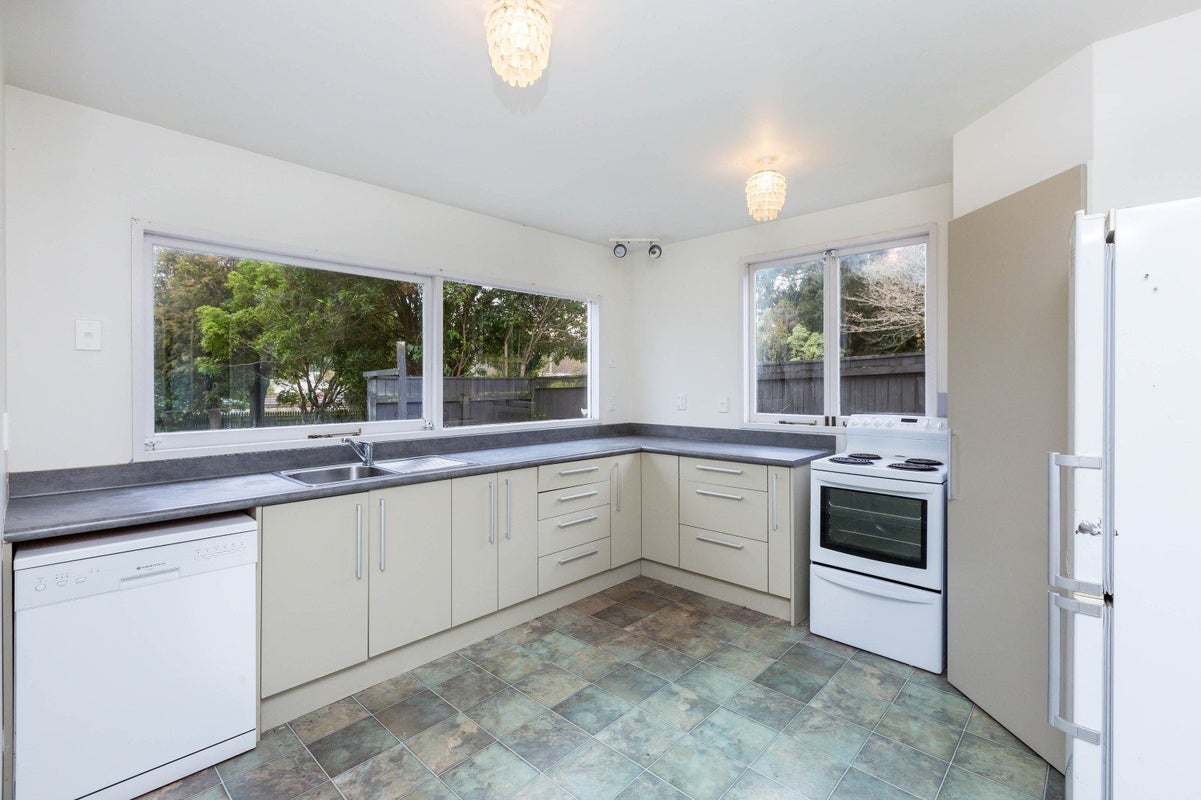 2 Gloucester Street, Silverstream, Upper Hutt - Carousel 2