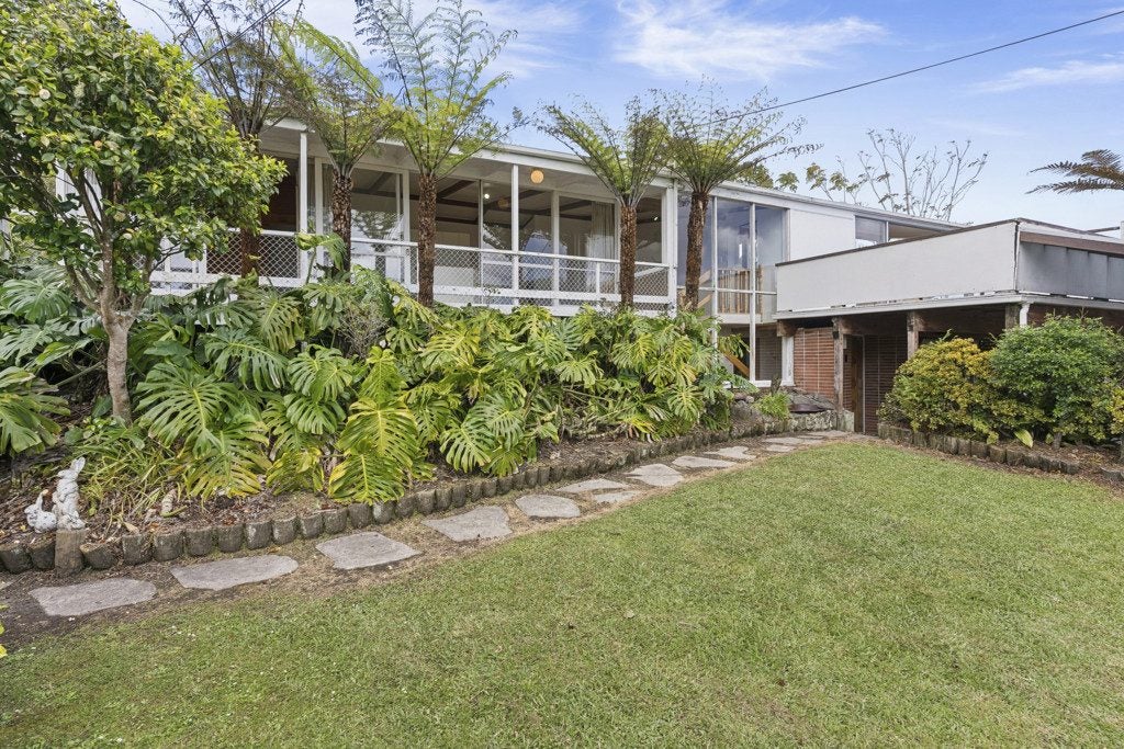 29 Highland Avenue, Titirangi, Auckland - Carousel 2