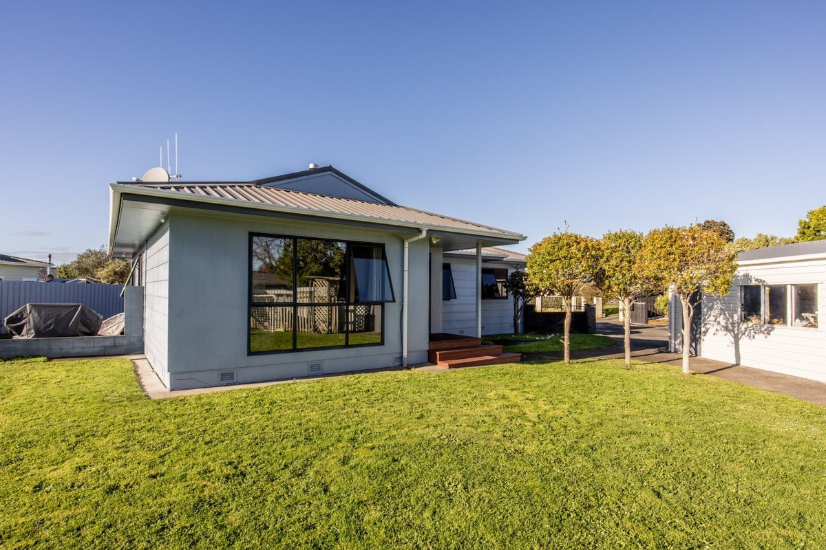 28 Peppertree Glade, Kelvin Grove, Palmerston North - Carousel 1