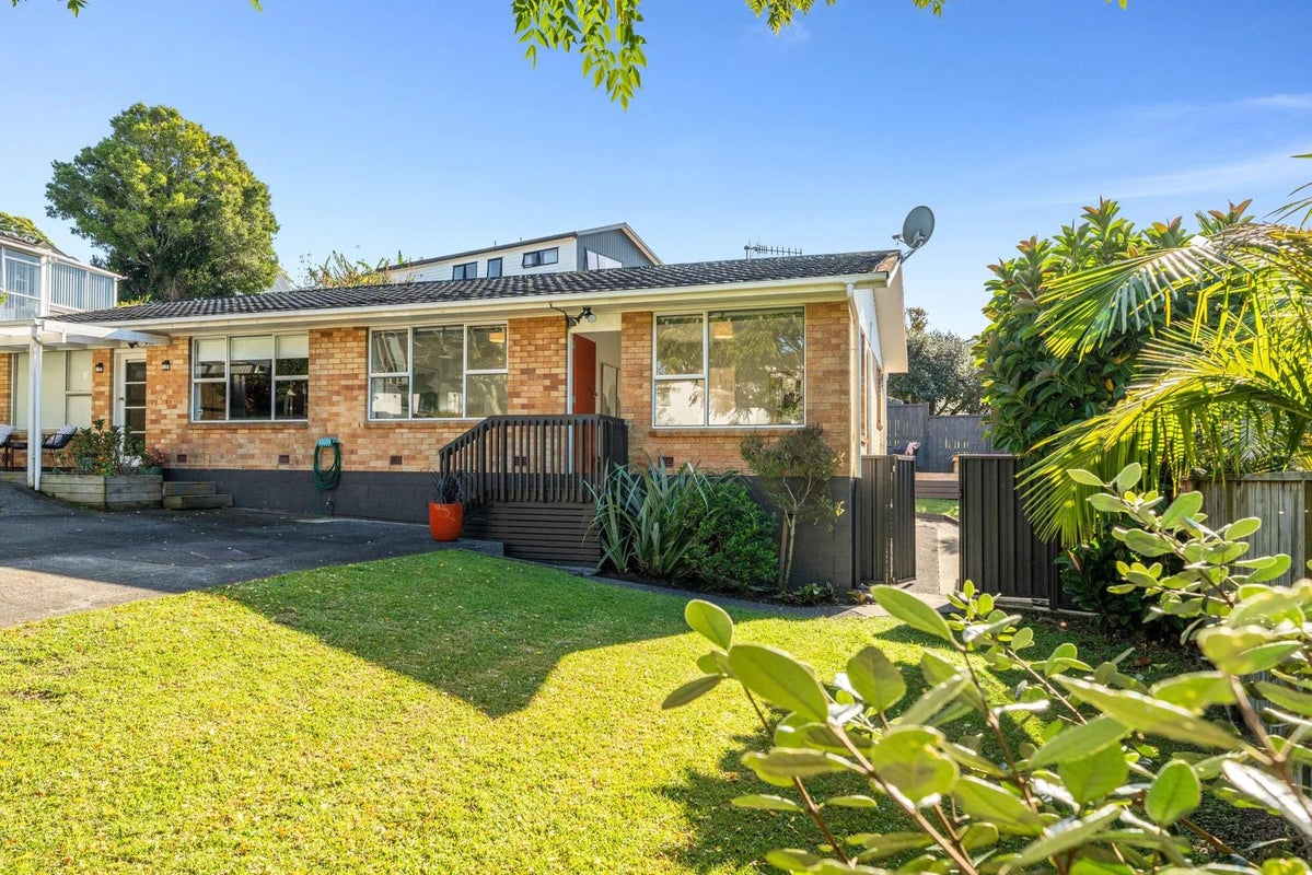 2/28 Lush Avenue, St Johns, Auckland - Carousel 1