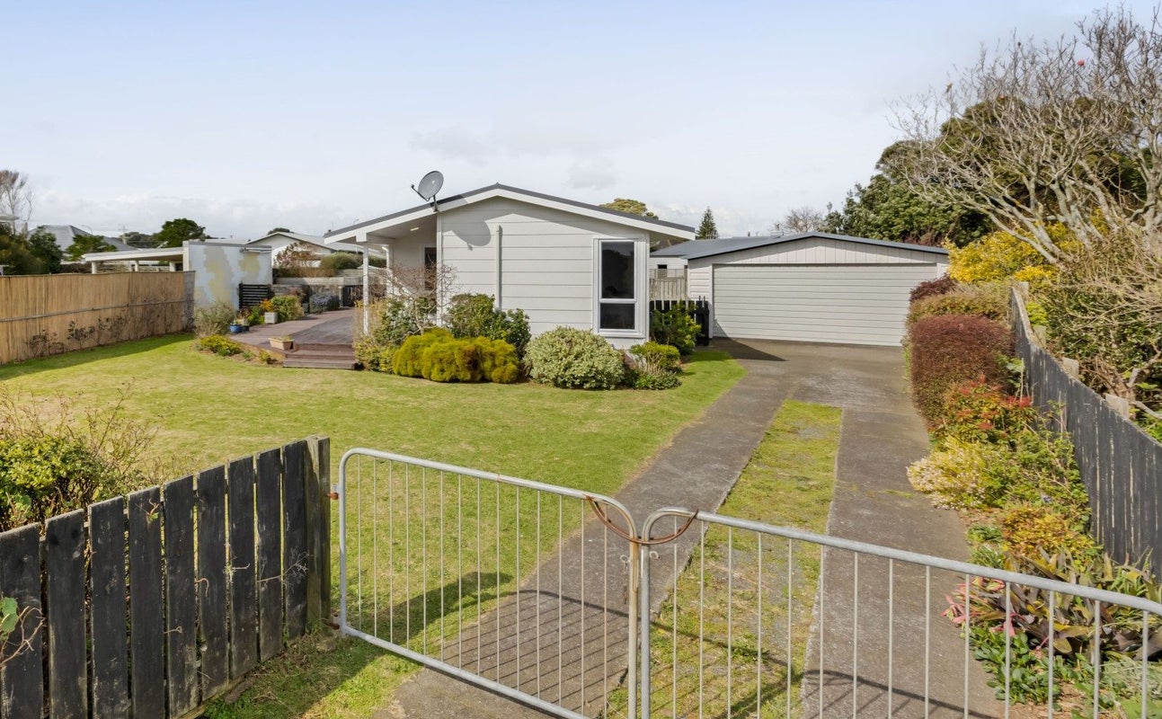 8 Hughson Place, Opunake - Carousel 1