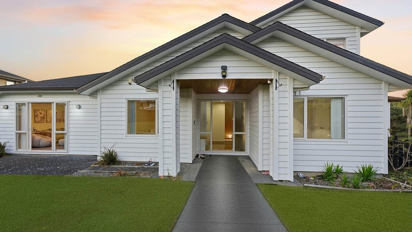 19 Lakeridge Close, Northcross, Auckland - Carousel 1