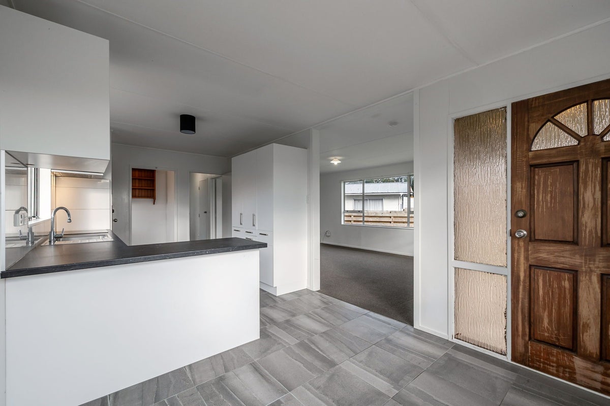 10 Geraldine Crescent, Cloverlea, Palmerston North - Carousel 2