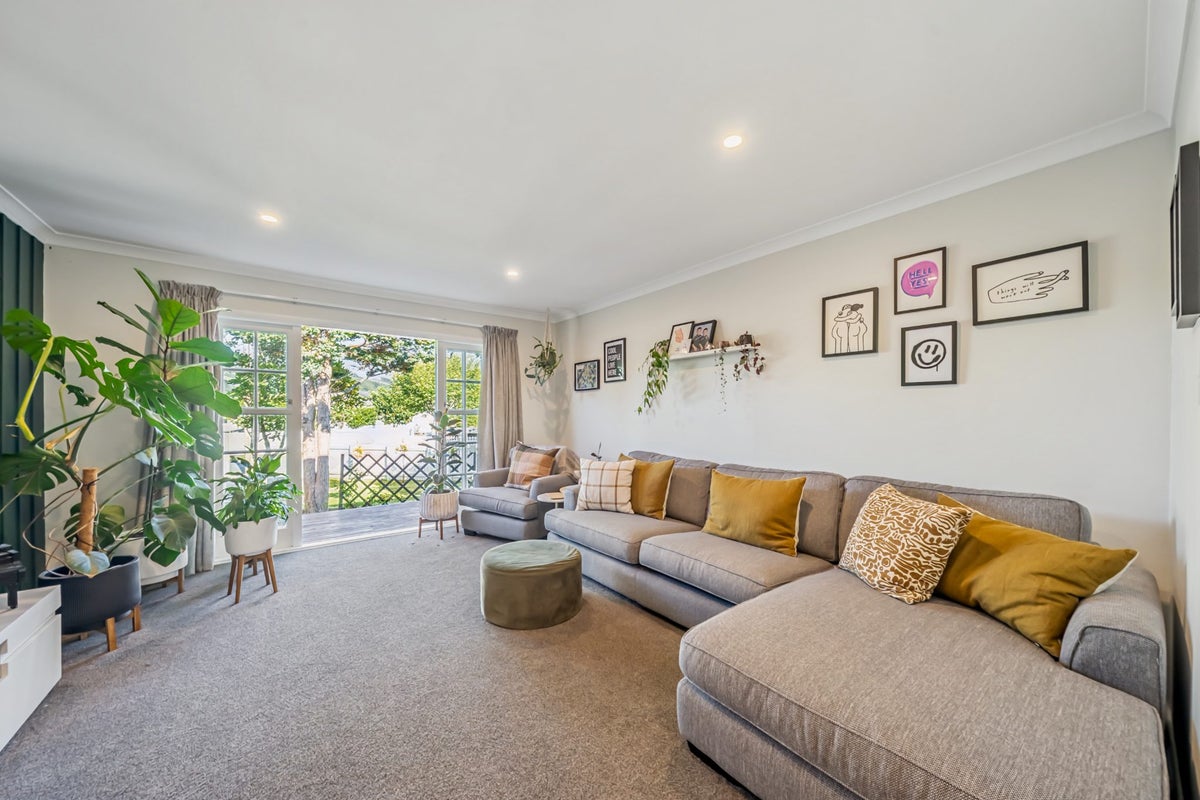 8 Tui Grove, Elderslea, Upper Hutt - Carousel 1