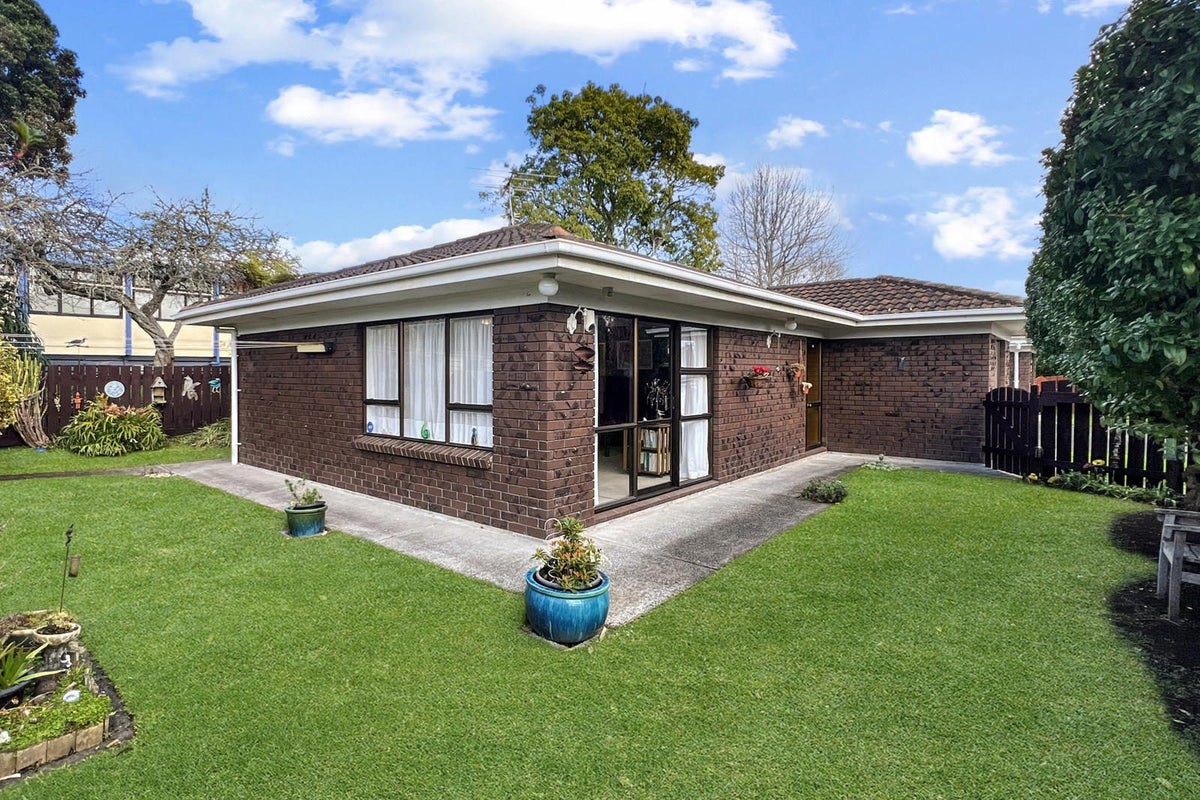 8/66 Rathgar Road, Henderson, Auckland - Carousel 1