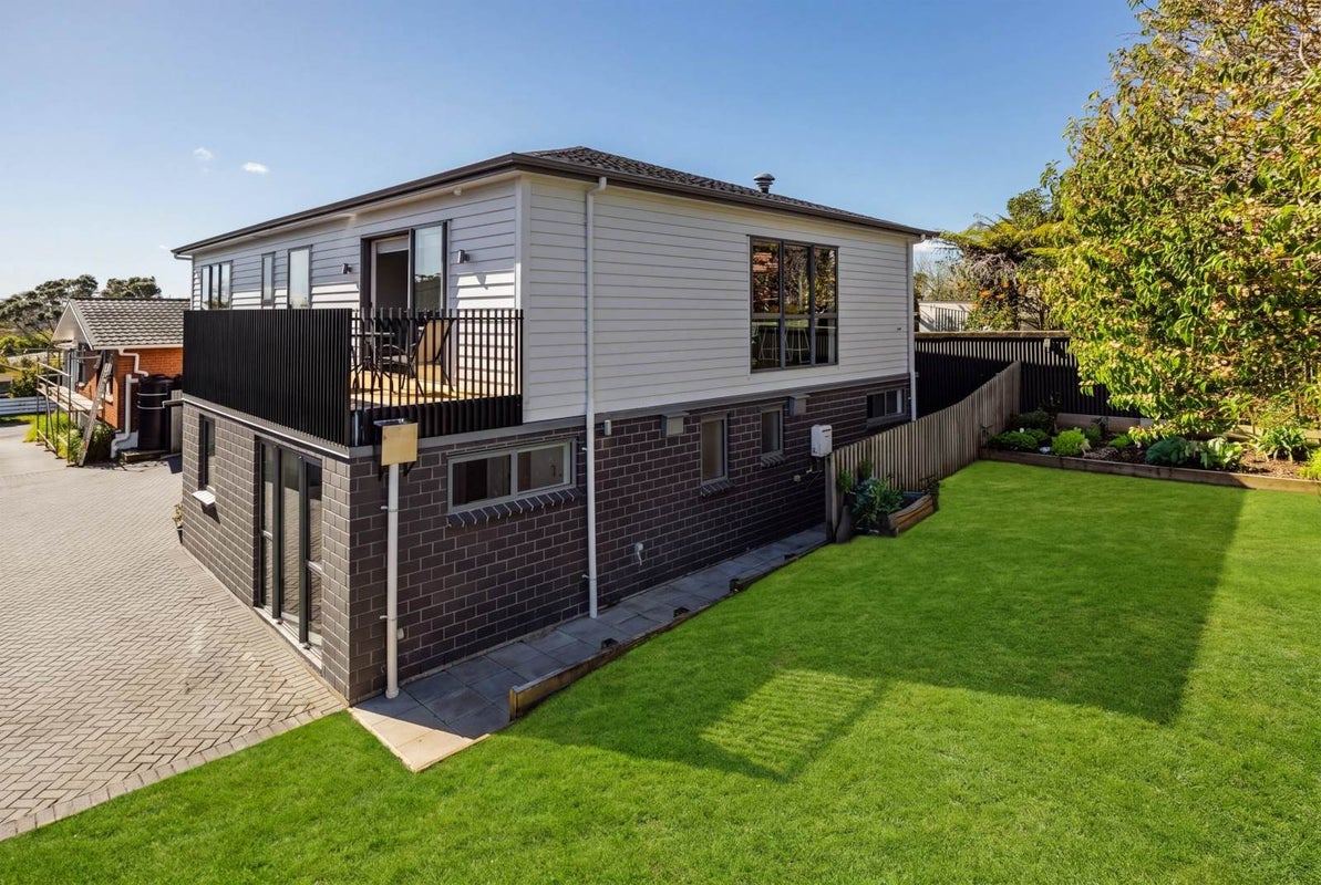 14A Gregory Place, Mount Roskill, Auckland - Carousel 2