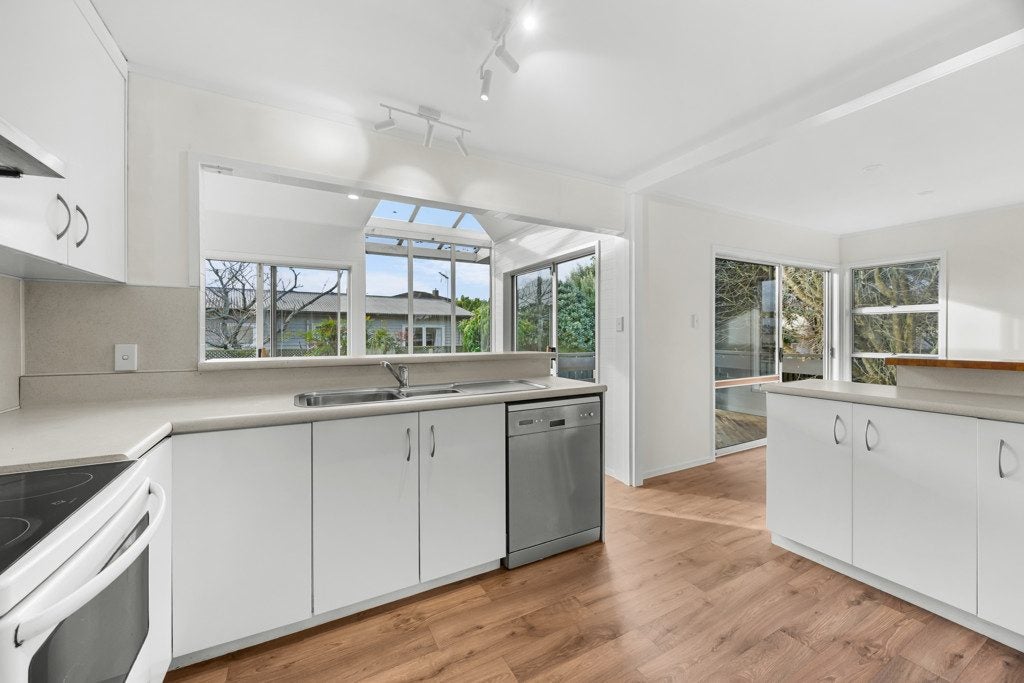 96 Reeves Road, Pakuranga Heights, Auckland - Carousel 2