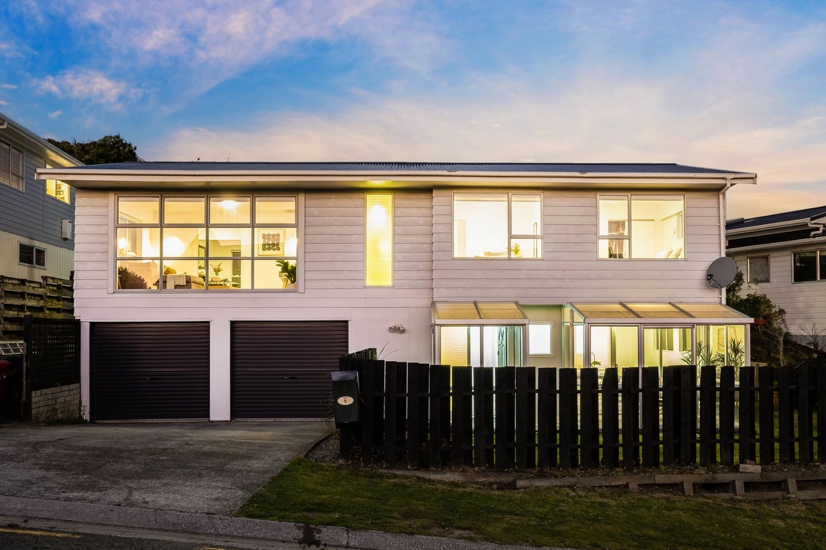 6 Tregear Place, Camborne, Porirua - Carousel 1