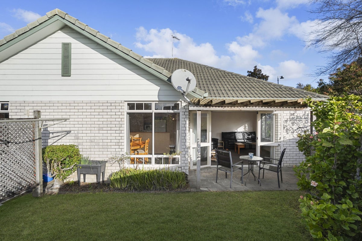 2 Regents Park Place, Westgate, Auckland - Carousel 1