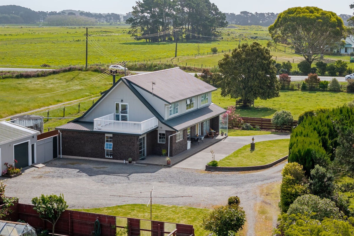 940 State Highway 1, Himatangi, Foxton - Carousel 1