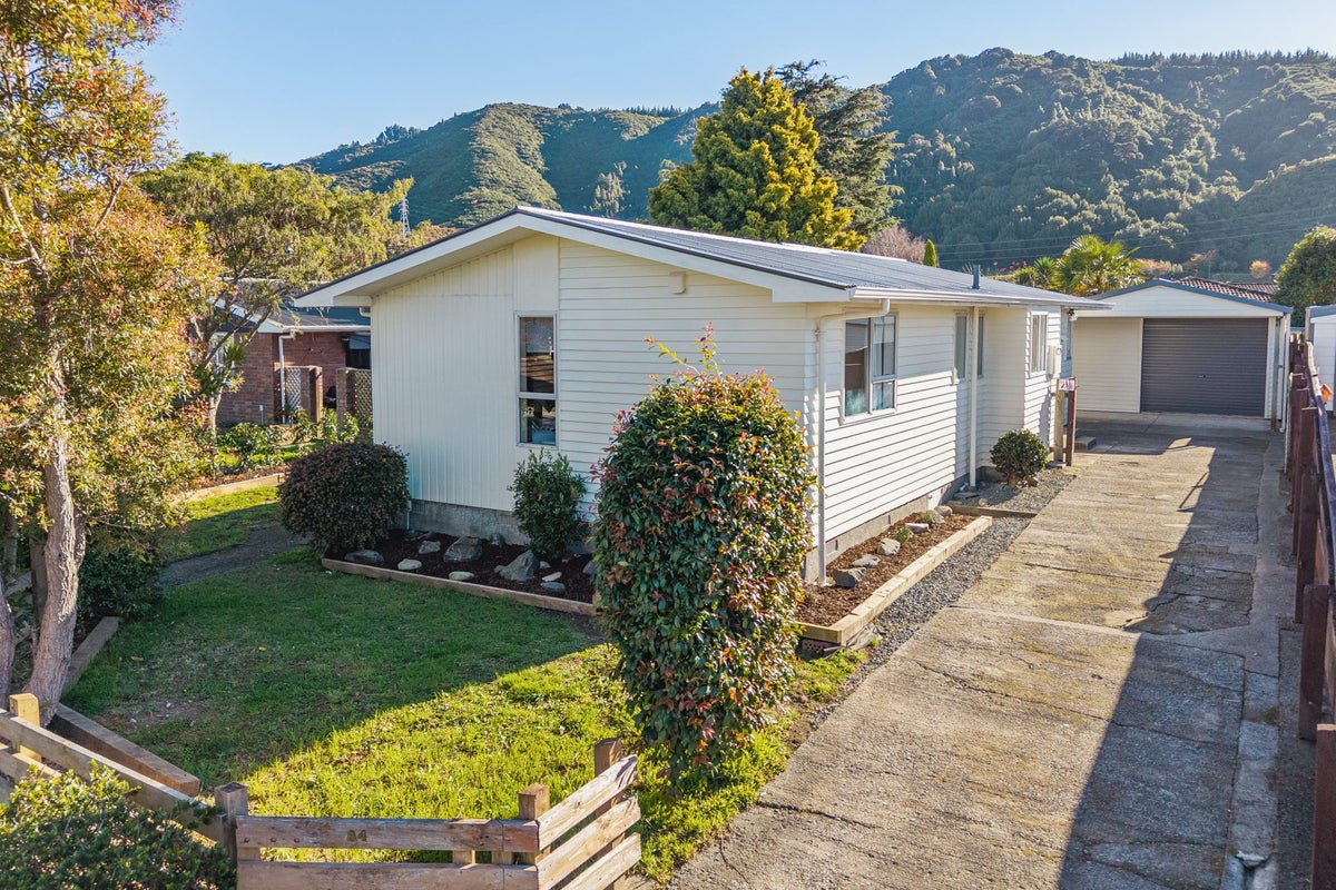 84 Pasadena Crescent, Totara Park, Upper Hutt - Carousel 1