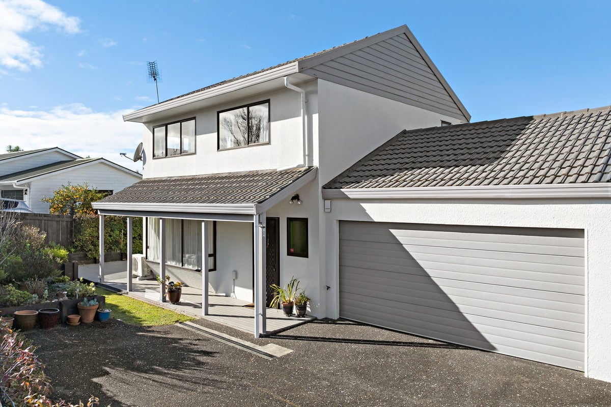 2/102 Manhattan Heights, Glendene, Auckland - Carousel 1
