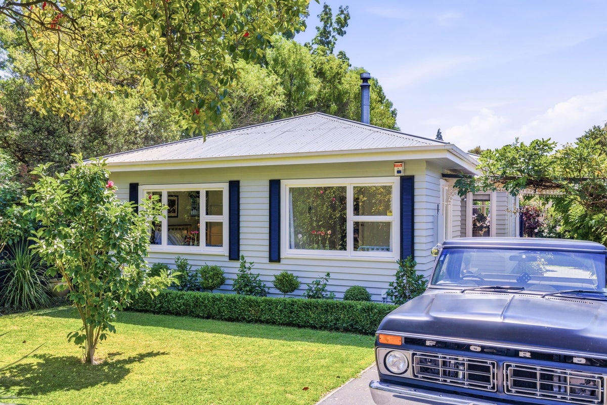 32 Martindales Road, Heathcote Valley, Christchurch - Carousel 1