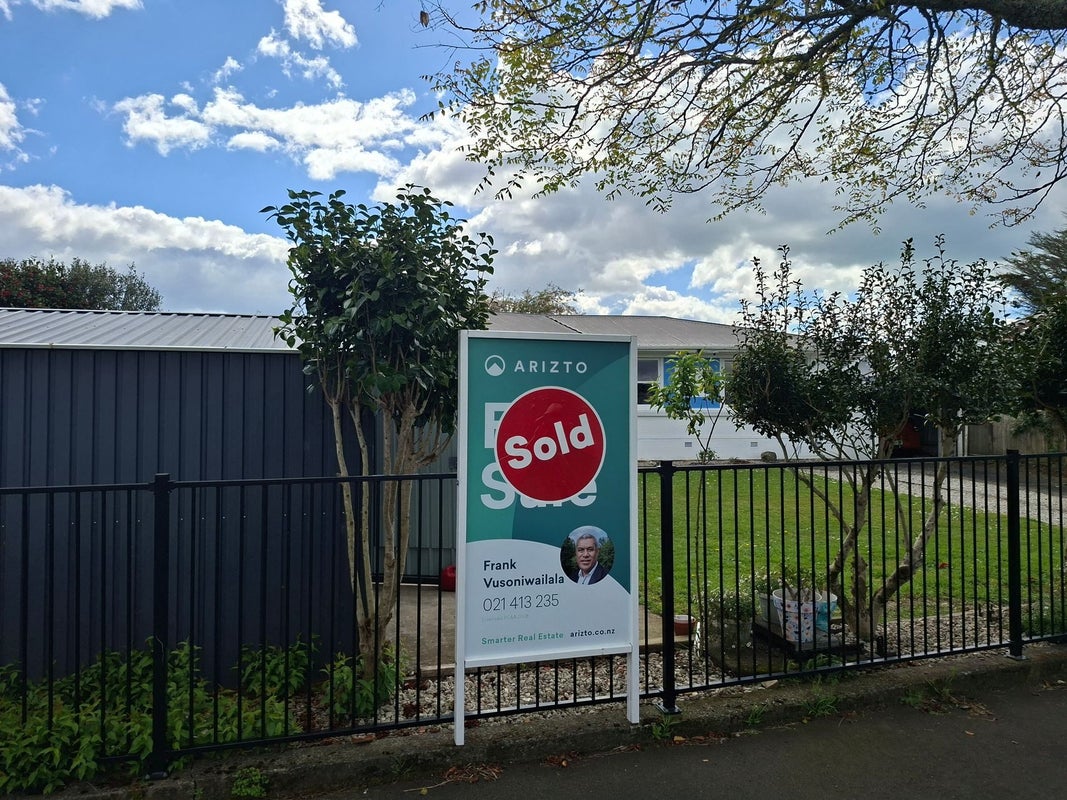 43 Nevada Road, Silverdale, Hamilton - Carousel 1