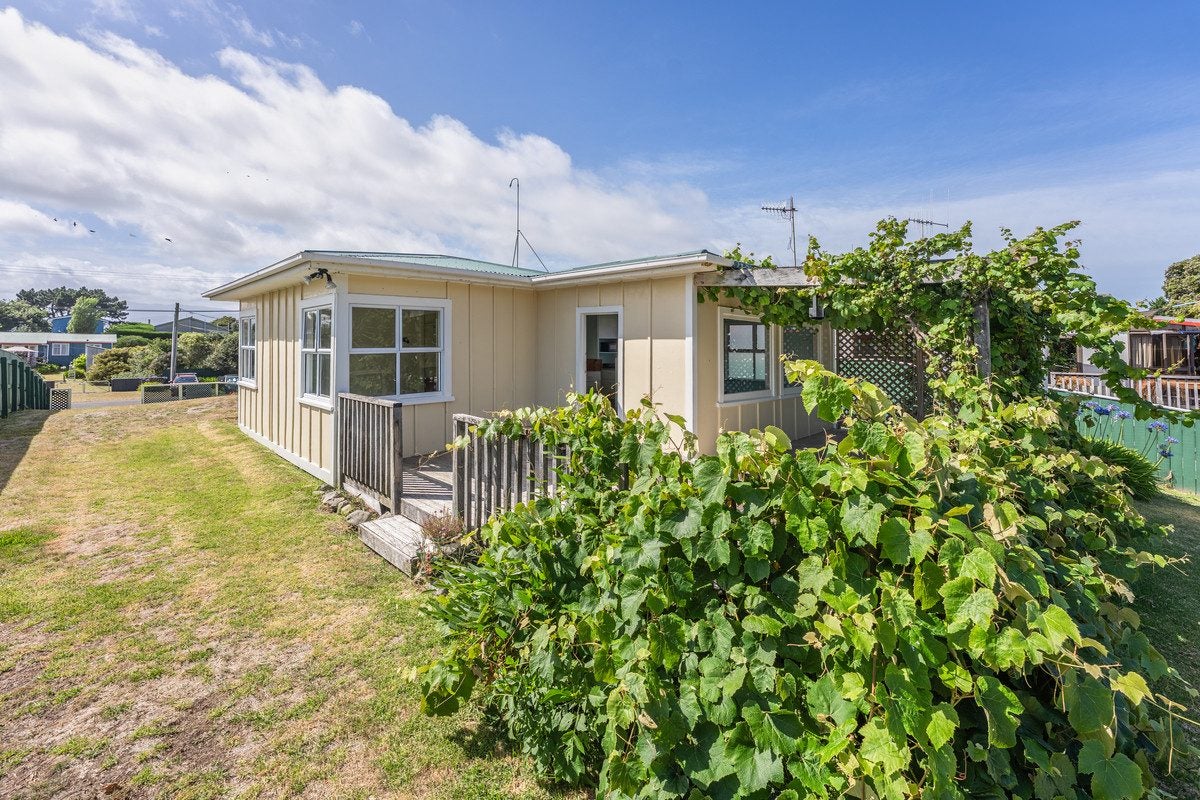 28 Drake Street, Waikawa Beach, Levin - Carousel 2