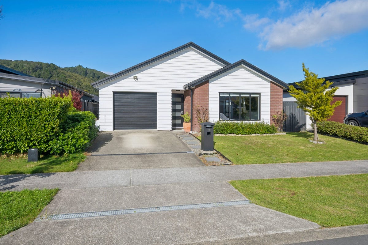 17 Te Kaeaea Crescent, Wallaceville, Upper Hutt - Carousel 1