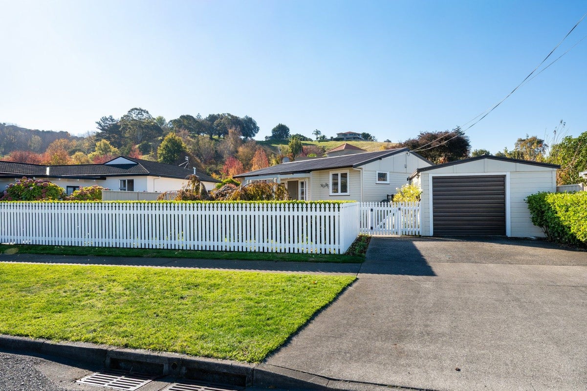 17 Golding Road, Taradale, Napier - Carousel 1