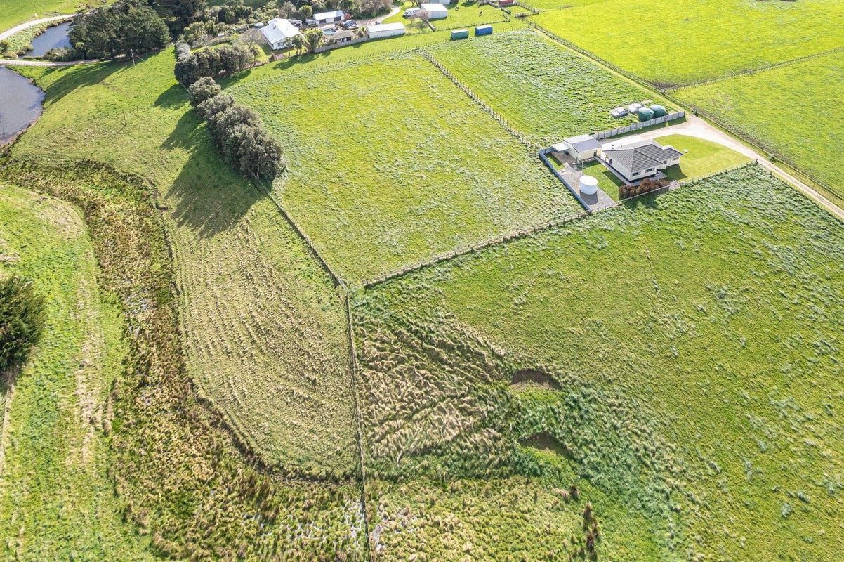15 Rangitatau Road, PAKARAKA, WHANGANUI - Carousel 14