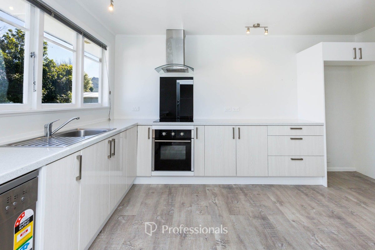 21 Totara Park Road, Clouston Park, Upper Hutt - Carousel 1