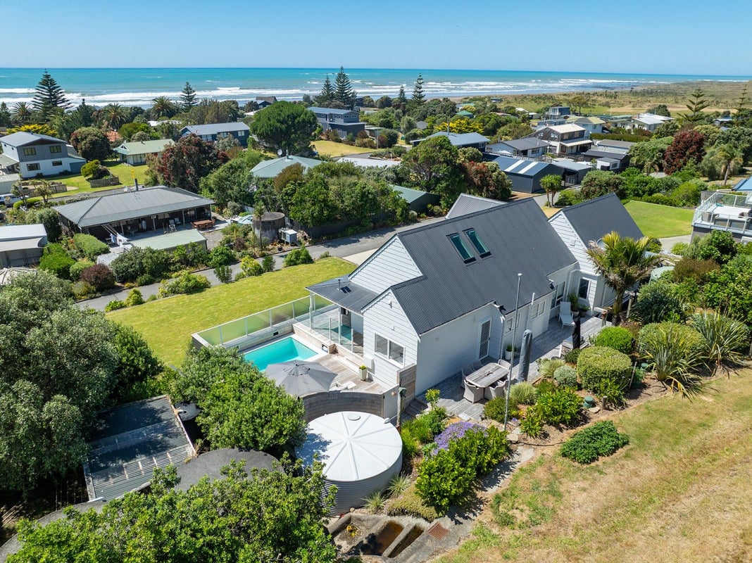 11 Palm Parade, Riversdale Beach, Masterton - Carousel 1