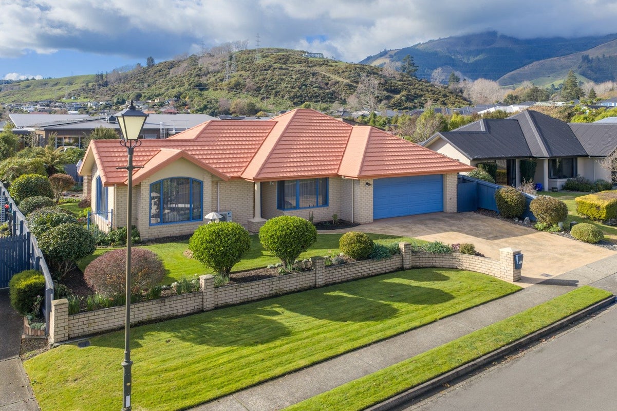 7 Ashdonleigh Grove, Stoke, Nelson - Carousel 1