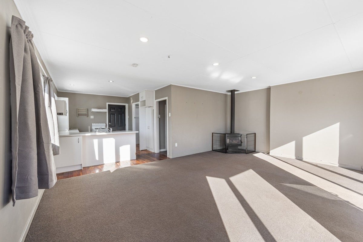 15 York Crescent, Westown, New Plymouth - Carousel 1