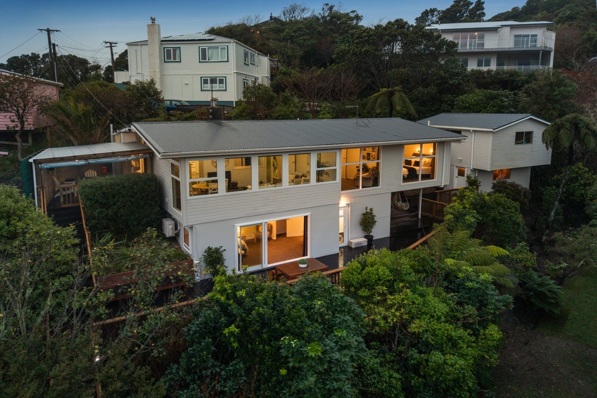40 Collier Avenue, Karori, Wellington - Carousel 1