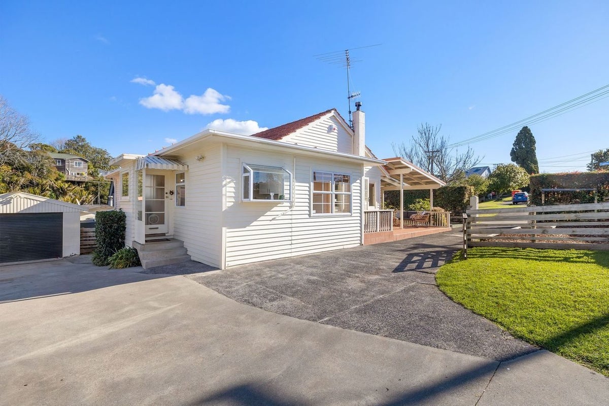 11 Luplau Crescent, Cockle Bay, Auckland - Carousel 2