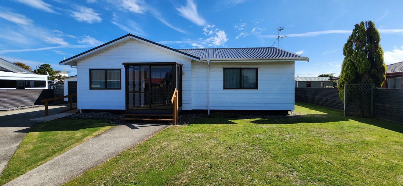 11 Heather Lea, Hawera - Carousel 1