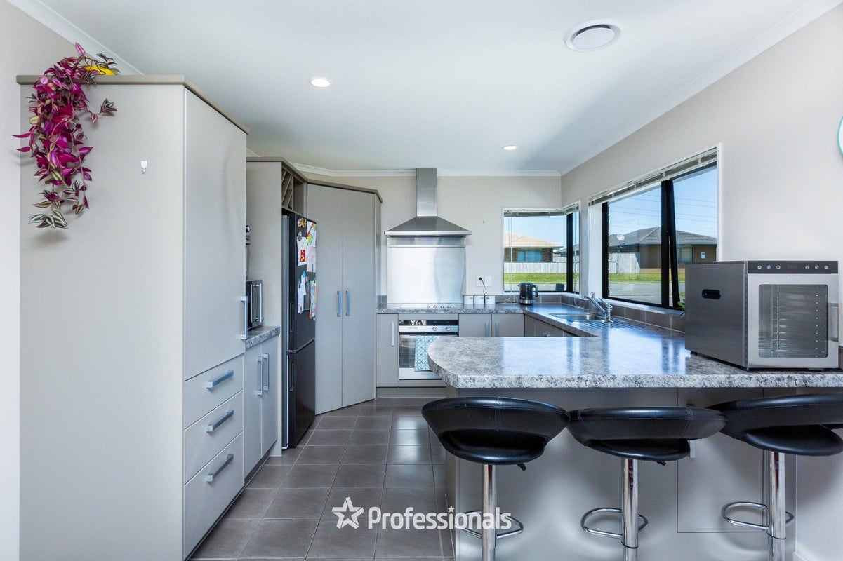 9 Percy Kinsman Crescent, Riverstone Terraces, Upper Hutt - Carousel 1