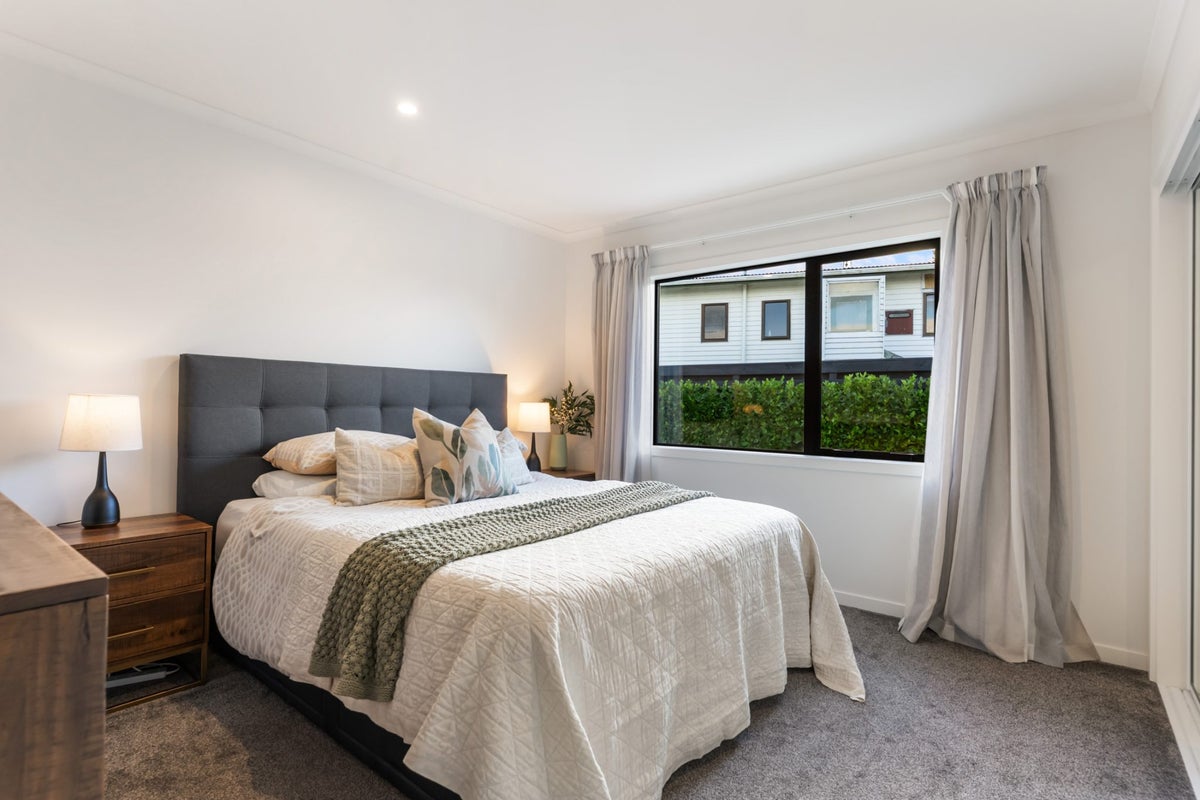 54 Somes Crescent, Newlands, Wellington - Carousel 2