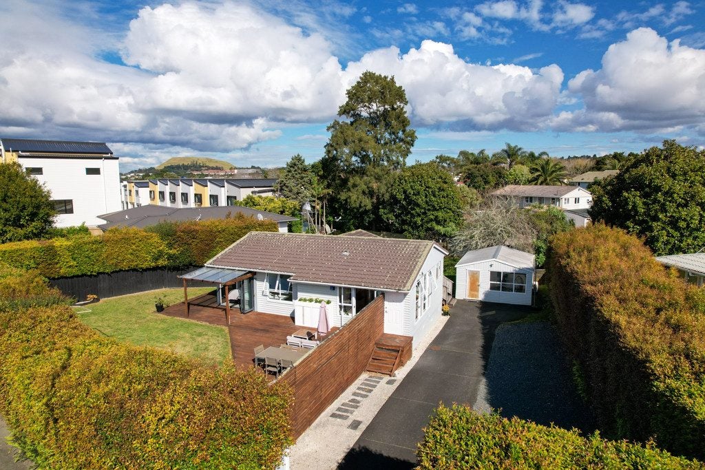 5 Farringdon Street, Glen Innes, Auckland - Carousel 1