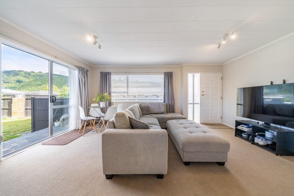 28A Roband Crescent, Brown Owl, Upper Hutt - Carousel 2