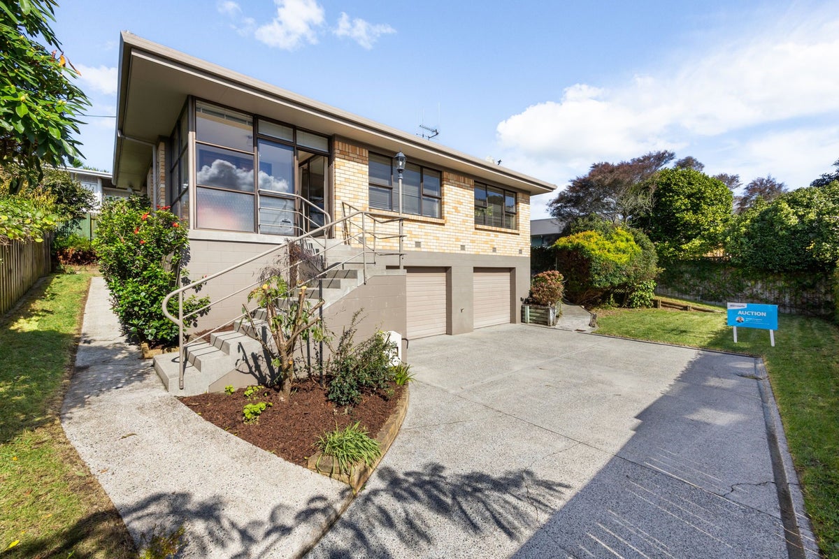 5A Holden Avenue, Forest Lake, Hamilton - Carousel 1