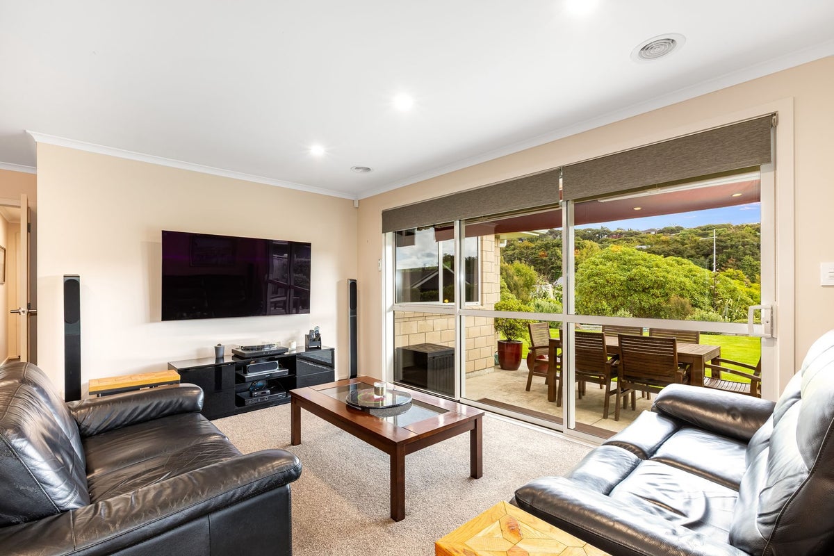 21 Resolution Drive, Whitby, Porirua - Carousel 2