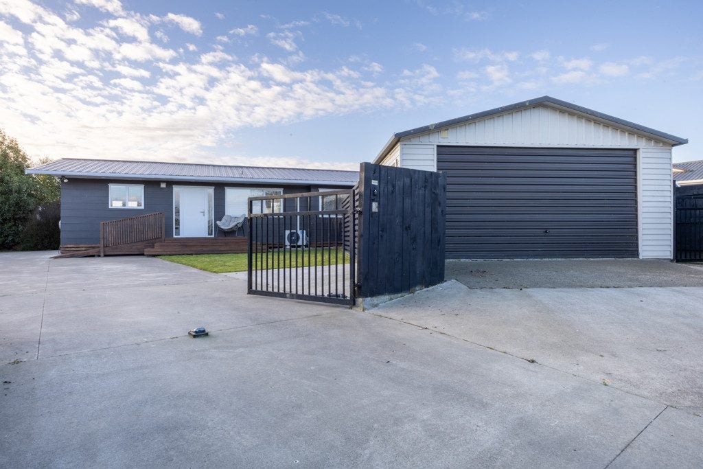 10 Gladys Place, Kelvin Grove, Palmerston North - Carousel 1