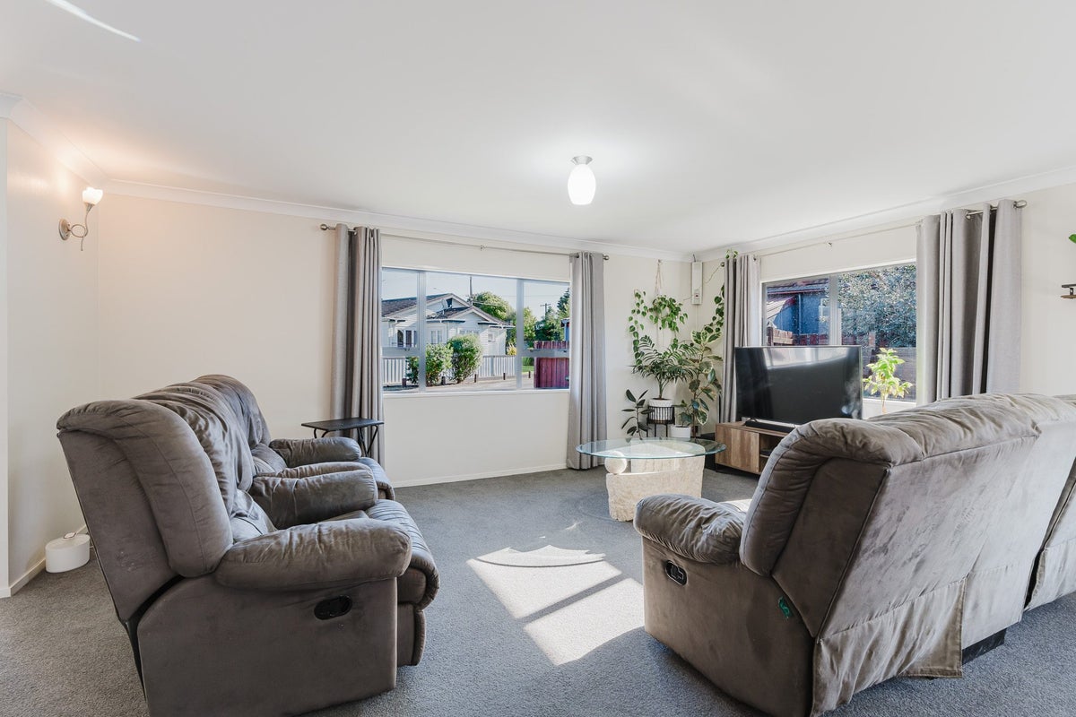 15 Forest Lake Road, Forest Lake, Hamilton - Carousel 2