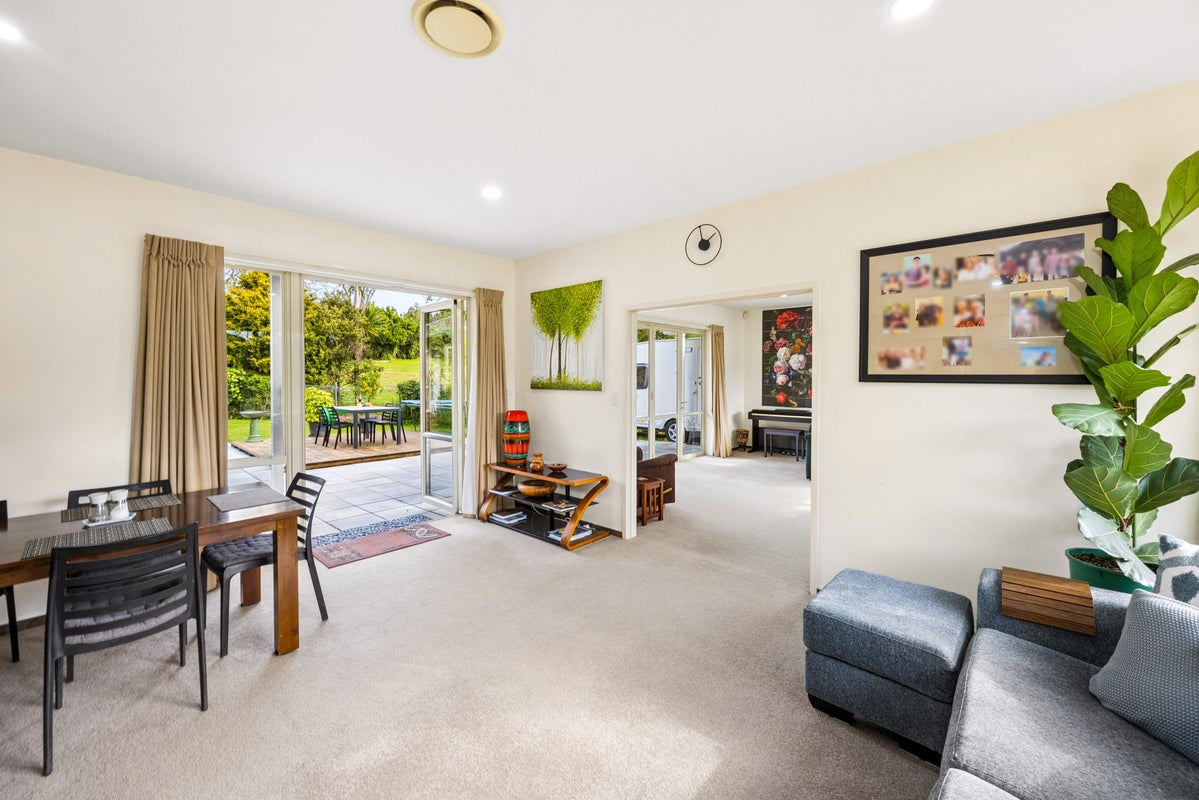 12 Woodfern Crescent, Titirangi, Auckland - Carousel 2