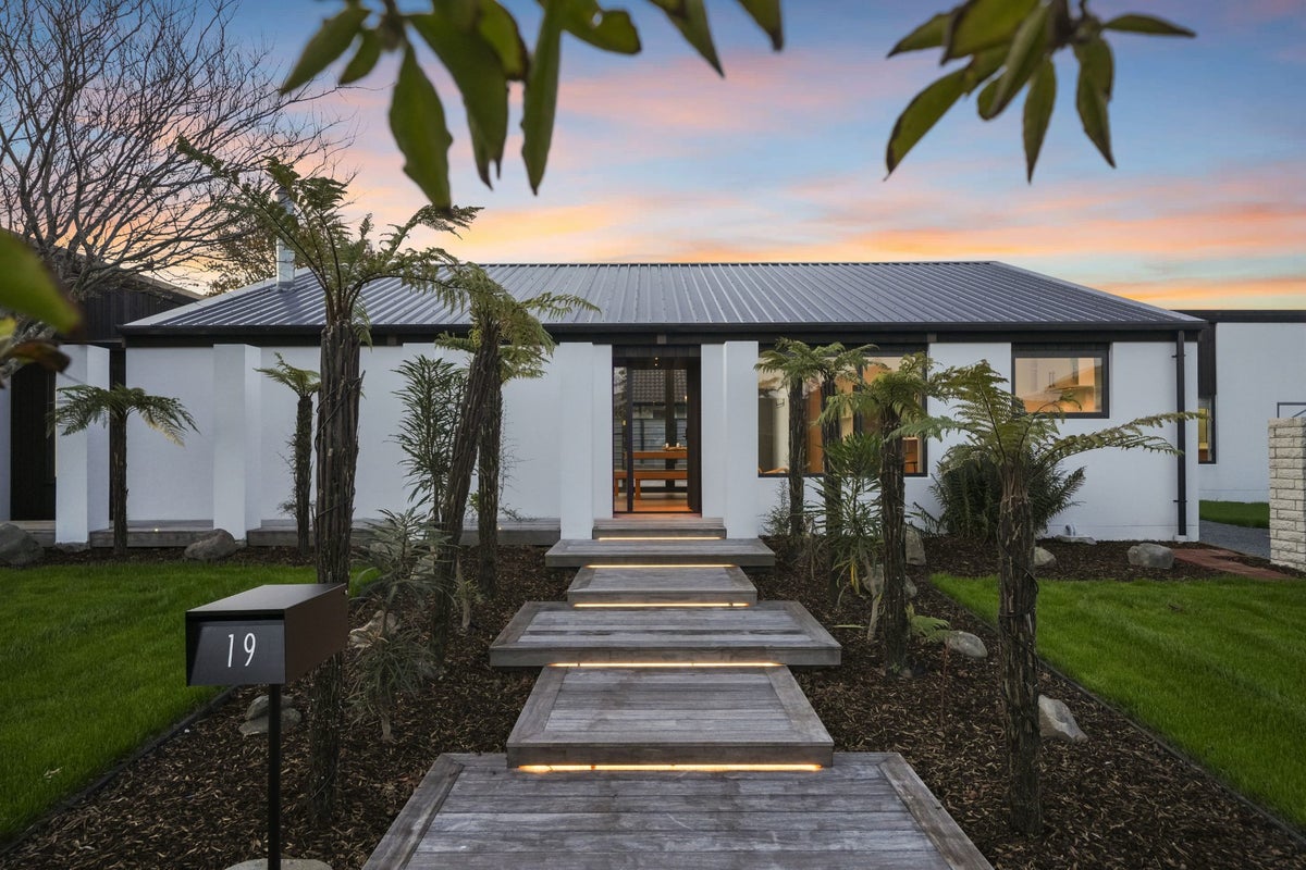 19 Dunbarton Street, Redwood, Christchurch - Carousel 1