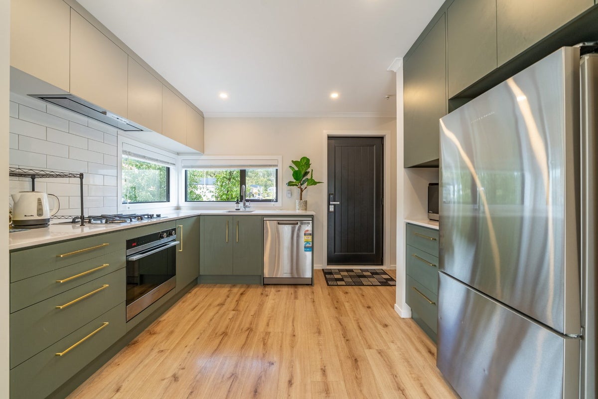 15 Raeble Walkington Lane, Wallaceville, Upper Hutt - Carousel 1