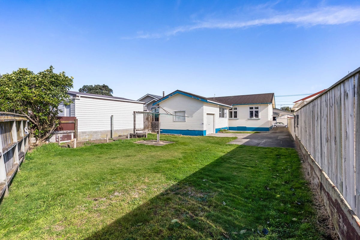 8 Liverpool Street, Miramar, Wellington - Carousel 21