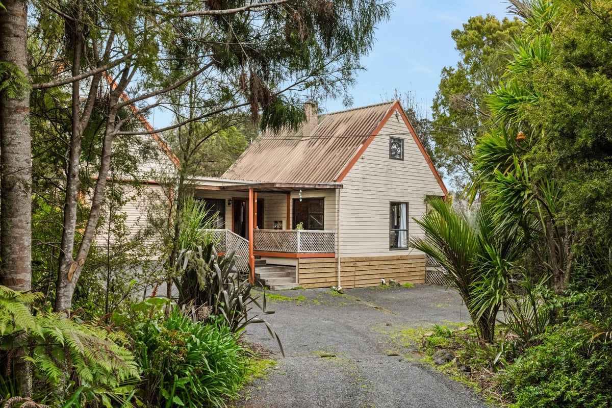 1099 Scenic Drive North, Swanson, Auckland - Carousel 1