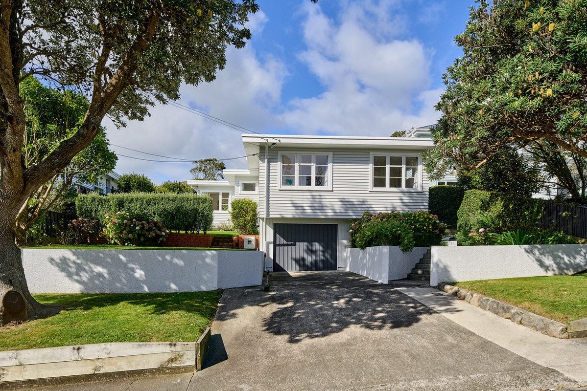 41 Raroa Terrace, Tawa, Wellington - Carousel 1